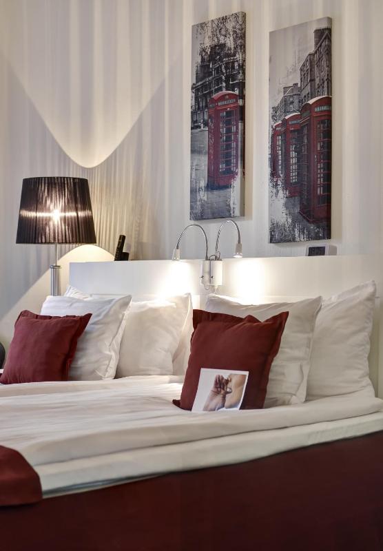 Double Room image 4