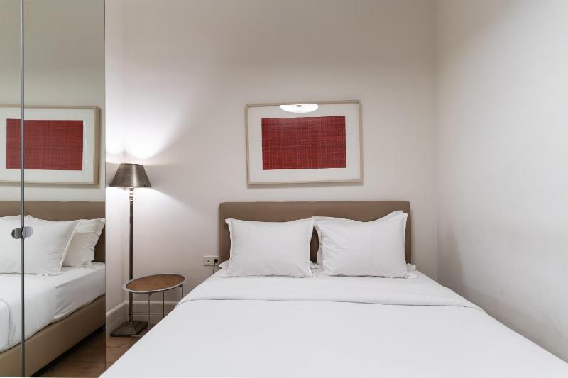 One-Bedroom Apartment with Kitchenette image 1