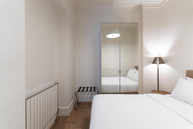 One-Bedroom Apartment with Kitchenette image 4