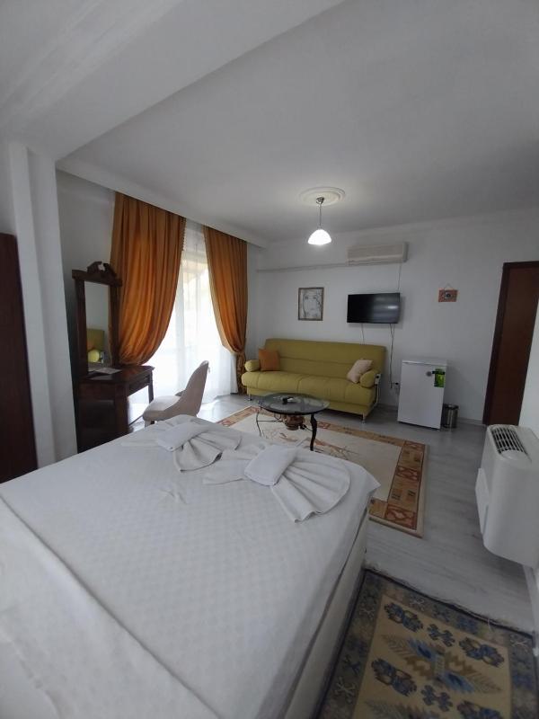 Large Double Room image 4