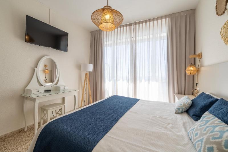 Double or Twin Room with Sea View image 2