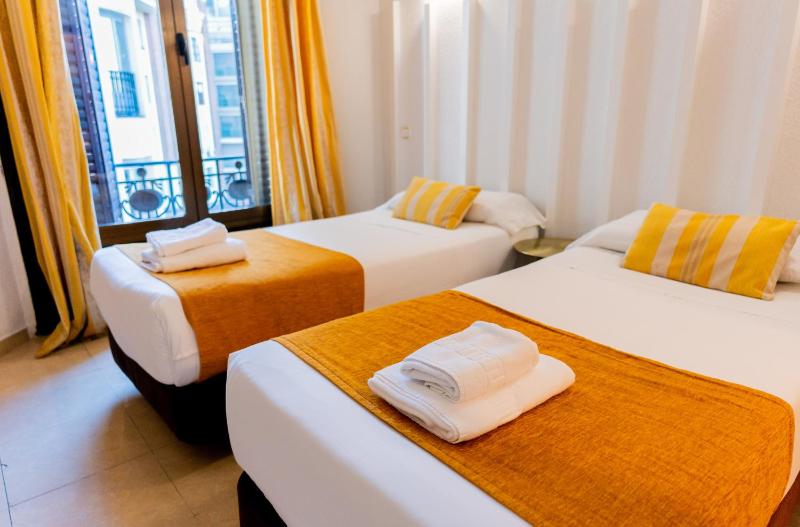 Twin Room with Private Bathroom image 1