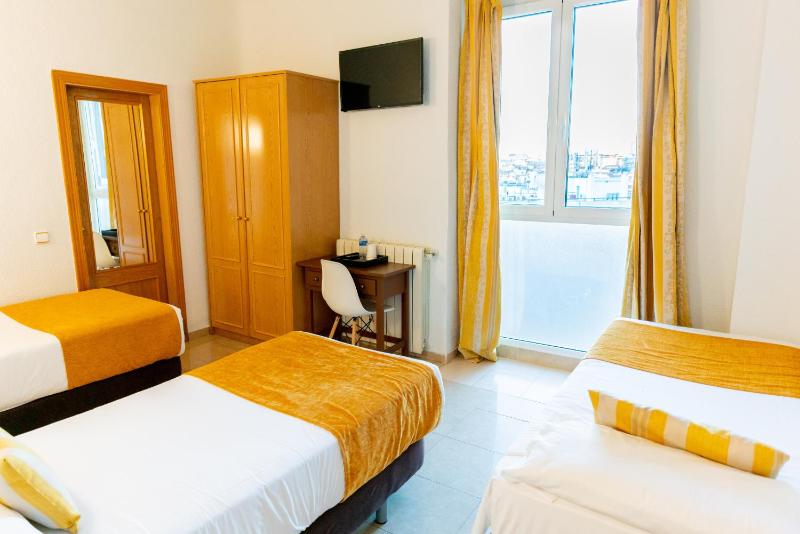 Basic Triple Room image 1