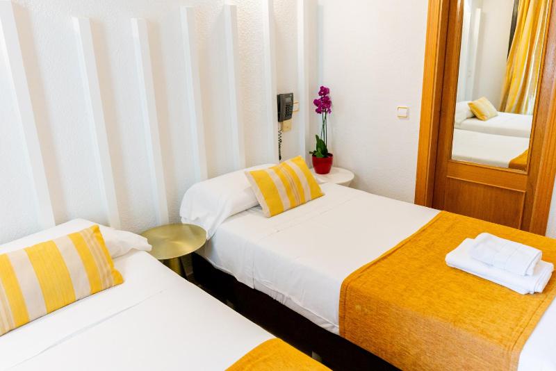 Twin Room with Private Bathroom image 3