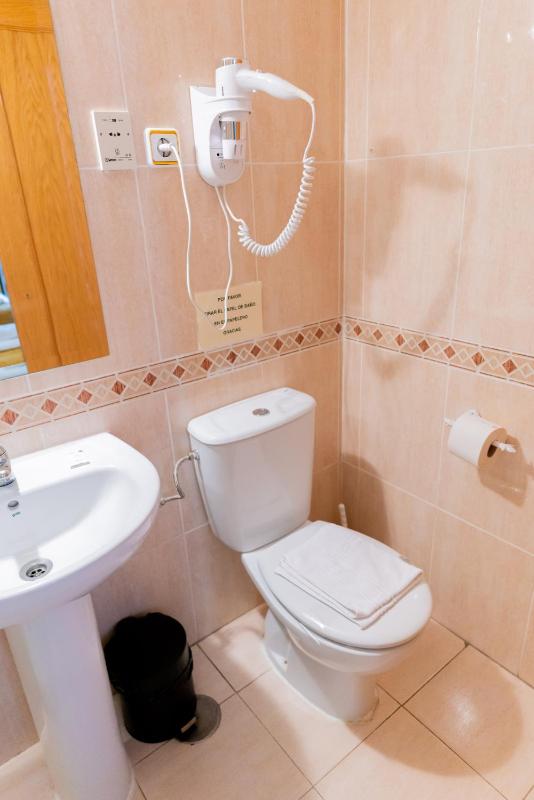 Twin Room with Private Bathroom image 4
