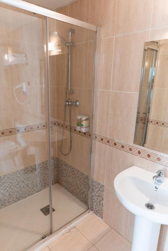 Basic Triple Room image 3