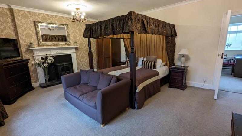 Main Lodge - Superior Double with Four Poster Bed image 3