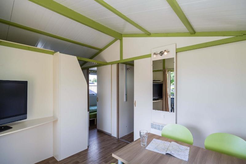 Two-Bedroom Bungalow with Bathroom image 4