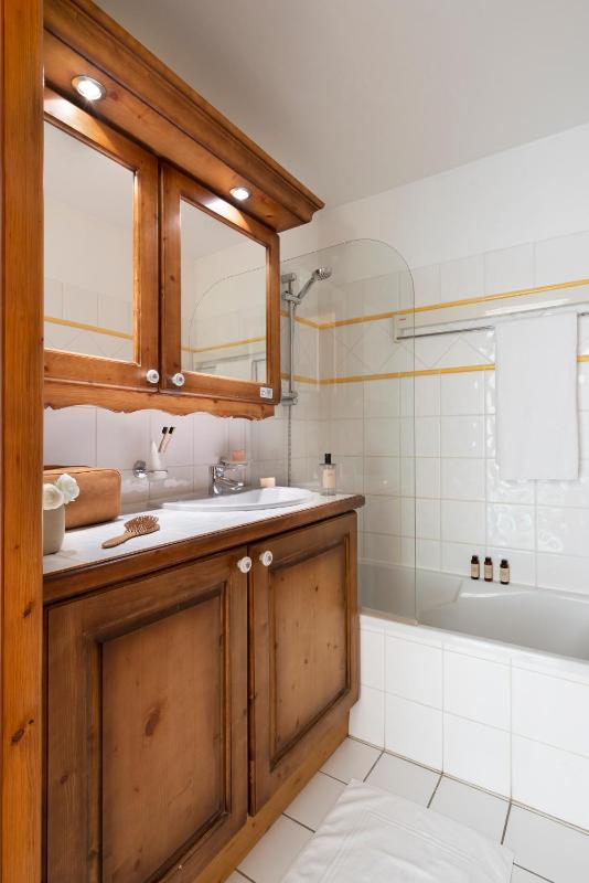 One-Bedroom Apartment with Sleeping Alcove (6 People) image 3