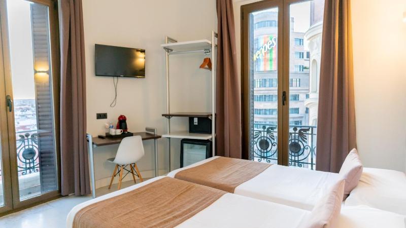 Twin Room with Private Bathroom image 1
