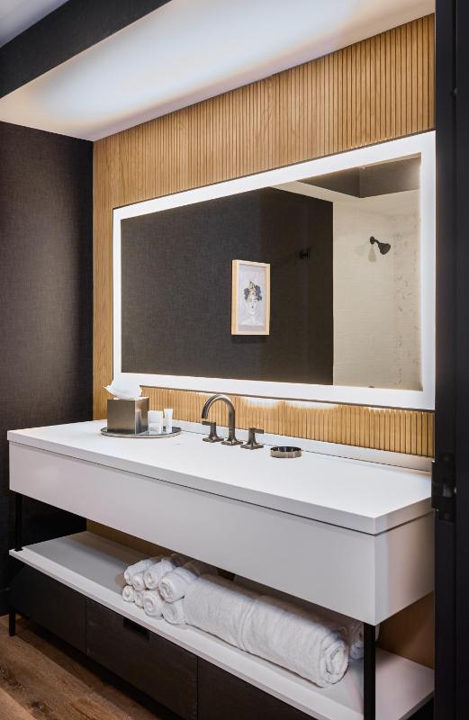 Superior King Room image 3