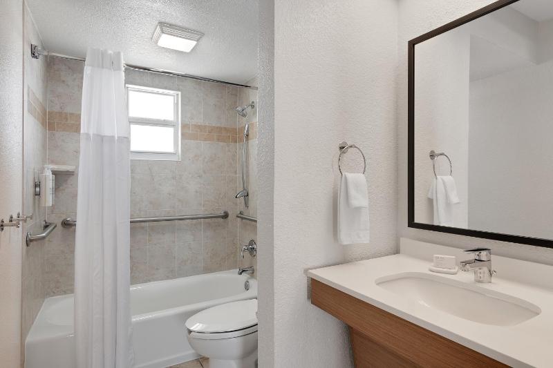King Room with Mobility Accessible Tub image 2