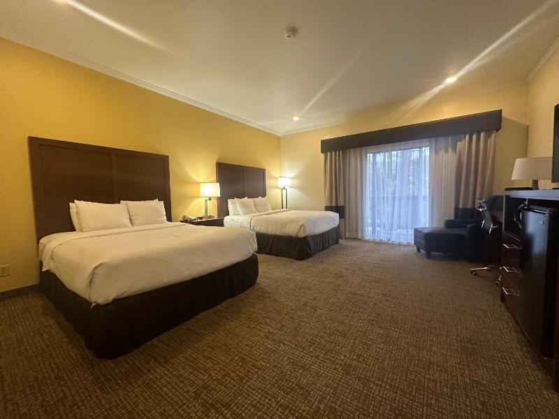 Queen Room with Two Queen Beds - Non-Smoking image 4