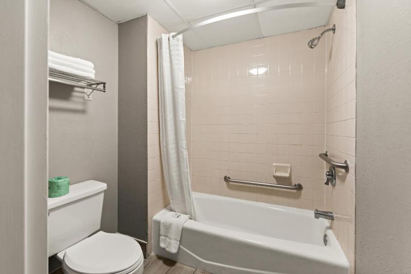 Quadruple Room - Non-Smoking image 3