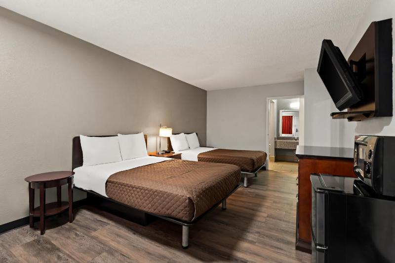Quadruple Room - Non-Smoking image 2