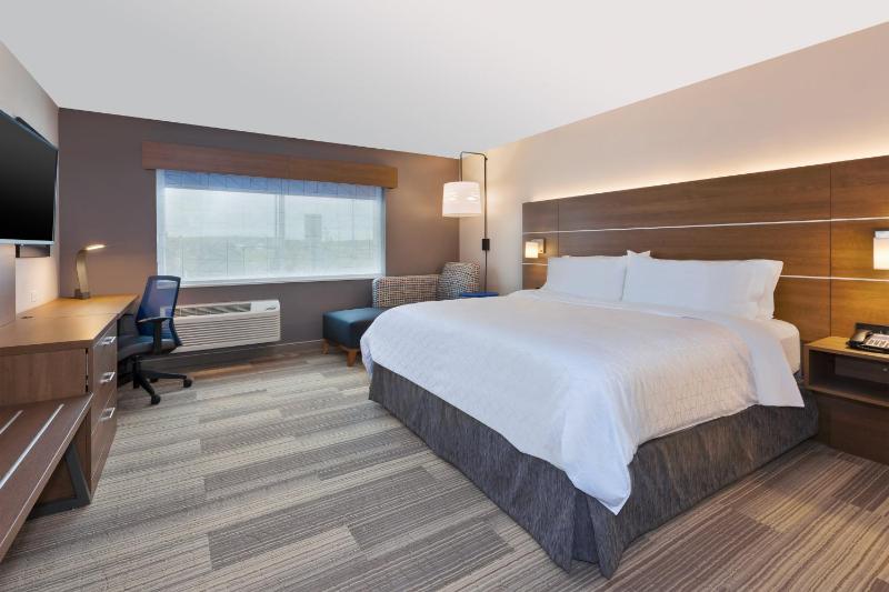 Standard King Room image 3