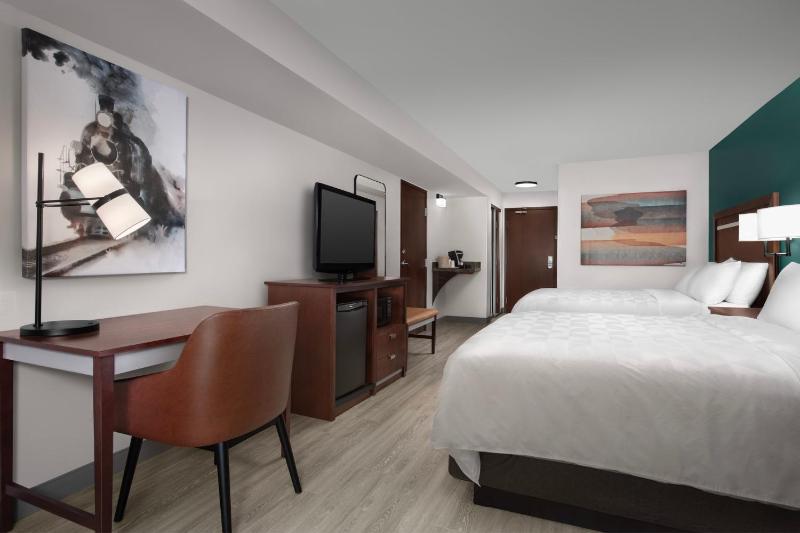 Standard Queen Room with Two Queen Beds and Balcony image 4