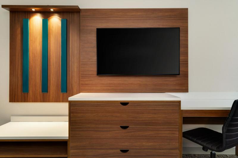 1 King Bed, Mobility Accessible Room, Bathtub w/ Grab Bars, Non-Smoking image 2