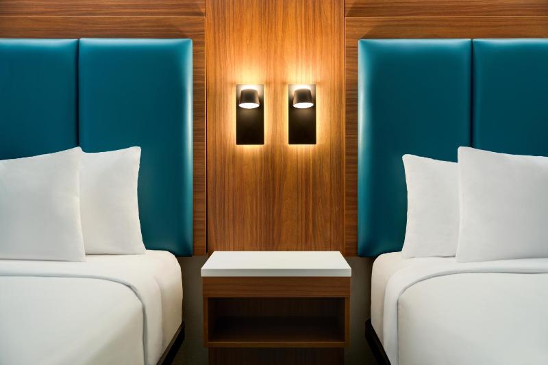 Queen Room with Two Queen Beds - Non-Smoking image 2
