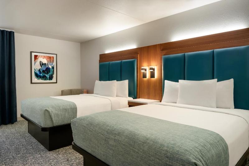 Queen Room with Two Queen Beds - Non-Smoking image 4