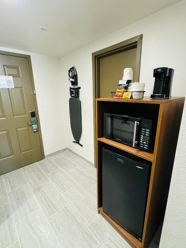 1 King Bed, Mobility Accessible Room, Bathtub w/ Grab Bars, Non-Smoking image 3
