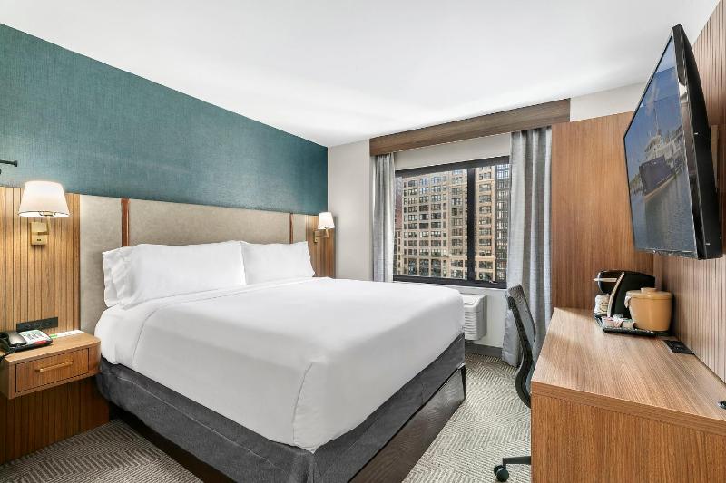Standard King Room image 4