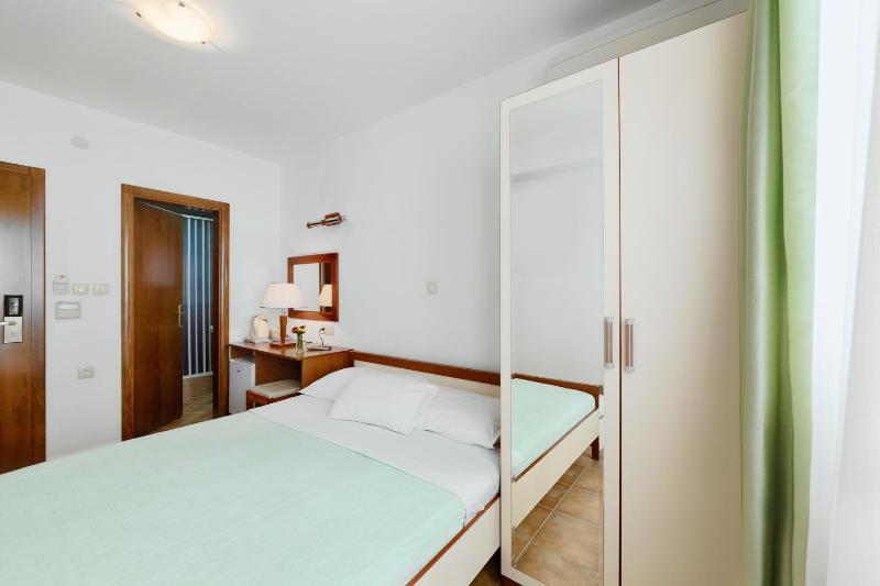Double Room image 3