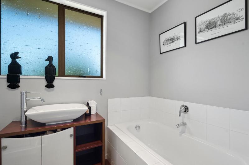 Cute on Kew - Taupo Holiday Home - image 11