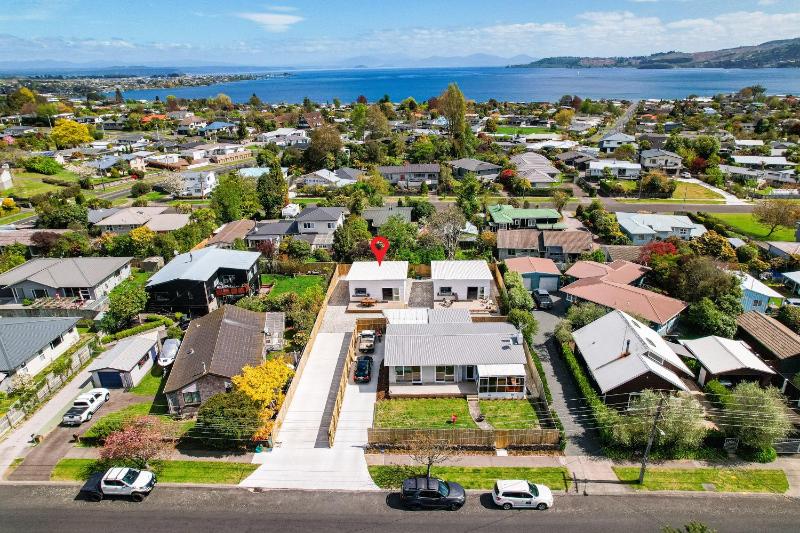 Close to Town & Lake - Taupo - image 25