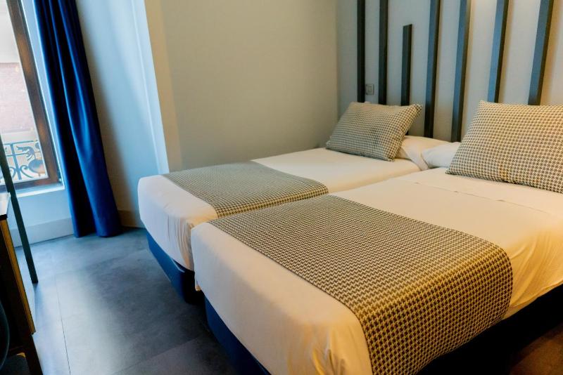 Twin Room with Private Bathroom image 1