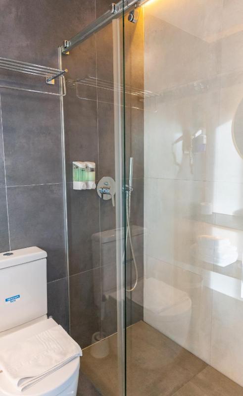 Twin Room with Private Bathroom image 2