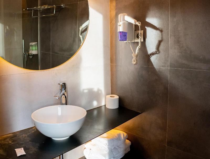 Twin Room with Private Bathroom image 3