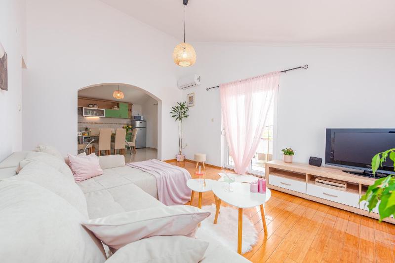 Apartment Kiara with Pool - image 12