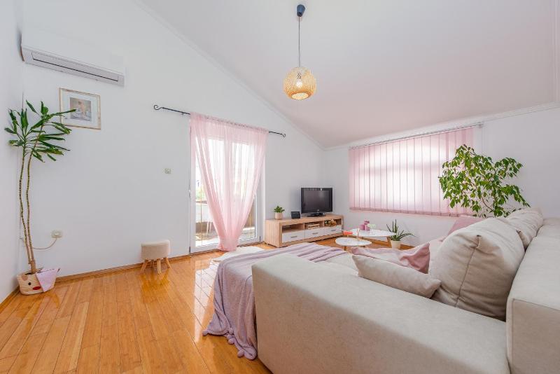 Apartment Kiara with Pool - image 8