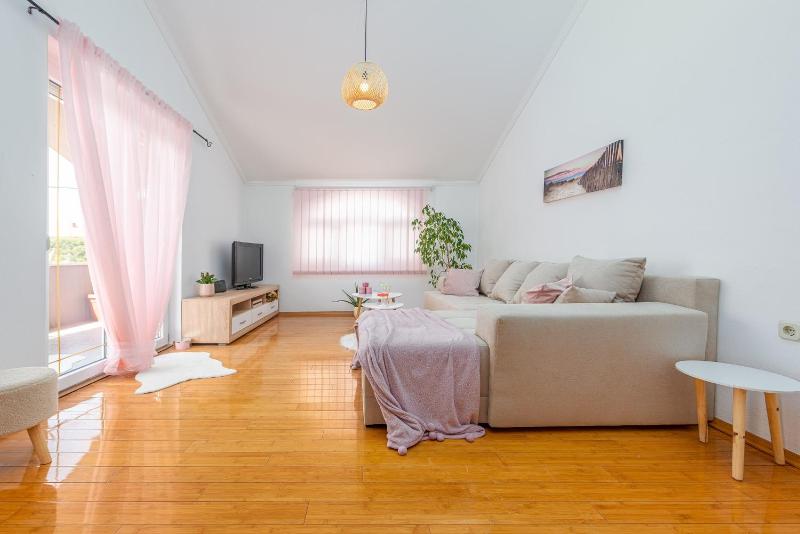 Apartment Kiara with Pool - image 11