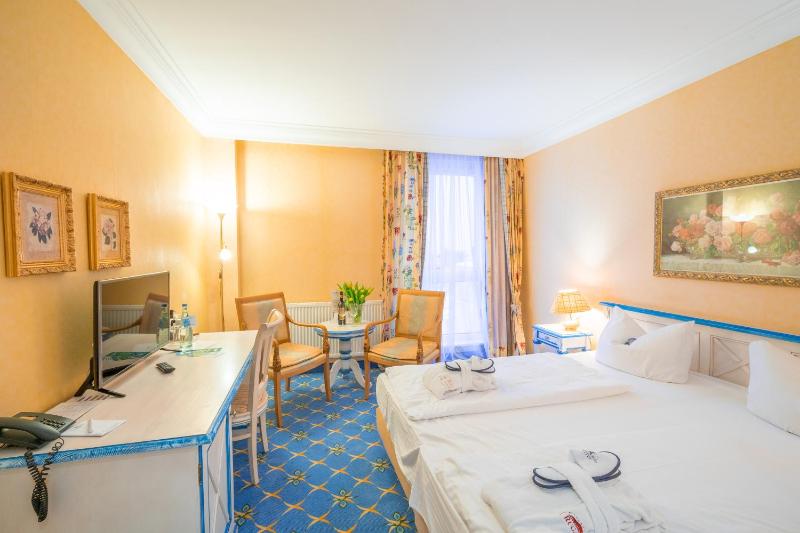 Double Room with Sea View image 3
