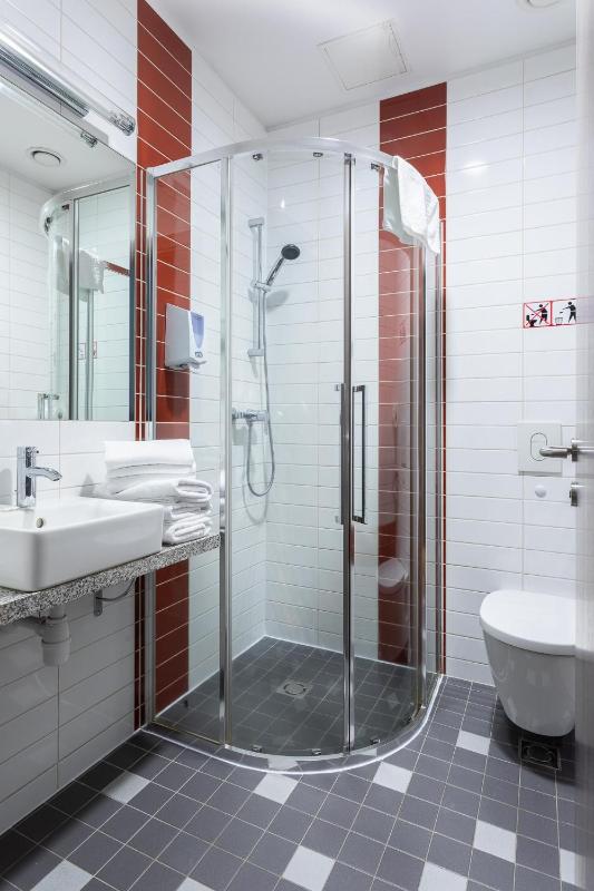 Standard Triple Room image 2