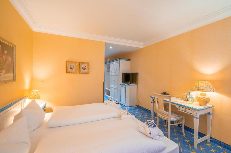 Double Room with City View and Balcony image 4