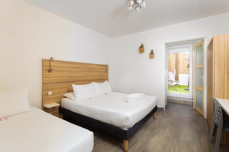 Superior Triple Room 22 m2 with Private Terrace image 1