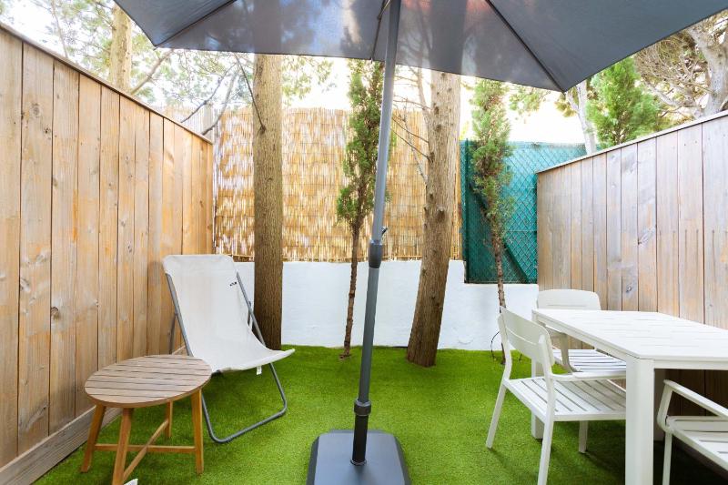 Superior Triple Room 22 m2 with Private Terrace image 2