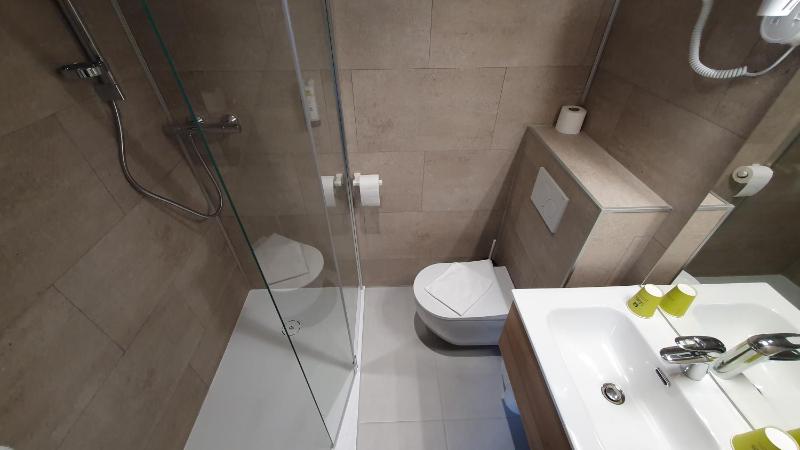 Double Room image 3