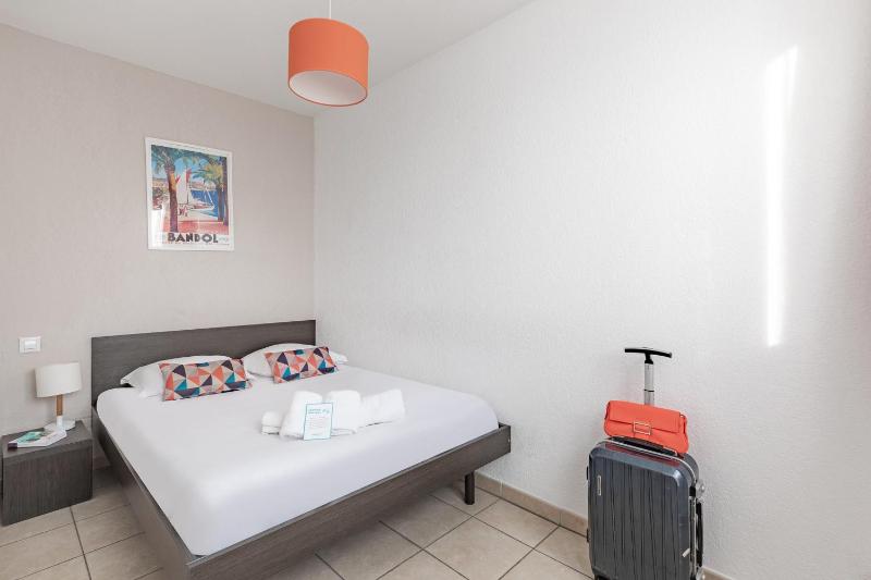 One-Bedroom Apartment image 4