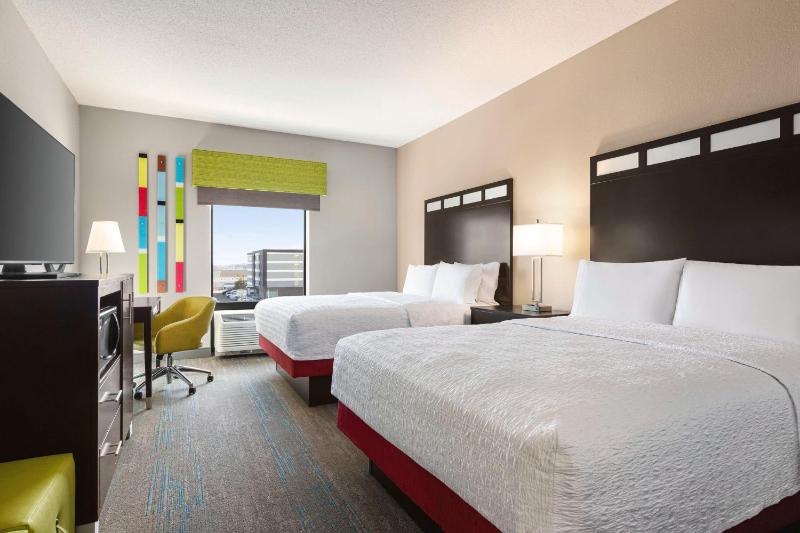 Queen Room with Two Queen Beds - Non-Smoking image 3