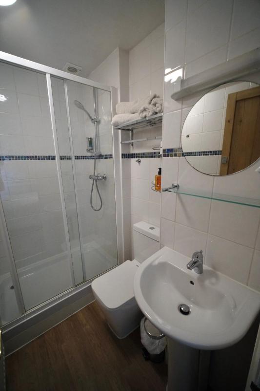 Standard Twin Room image 3