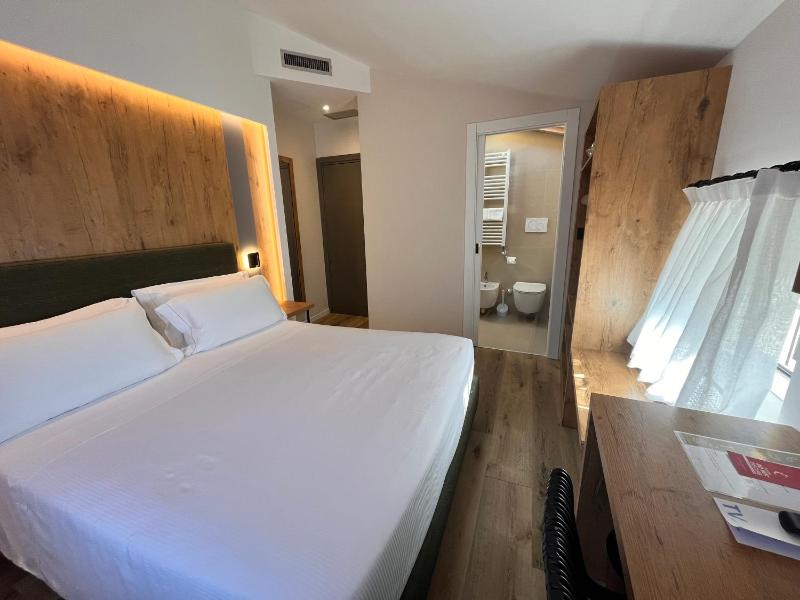 Small Double Room image 4