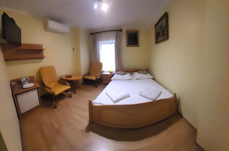 Double Room image 3