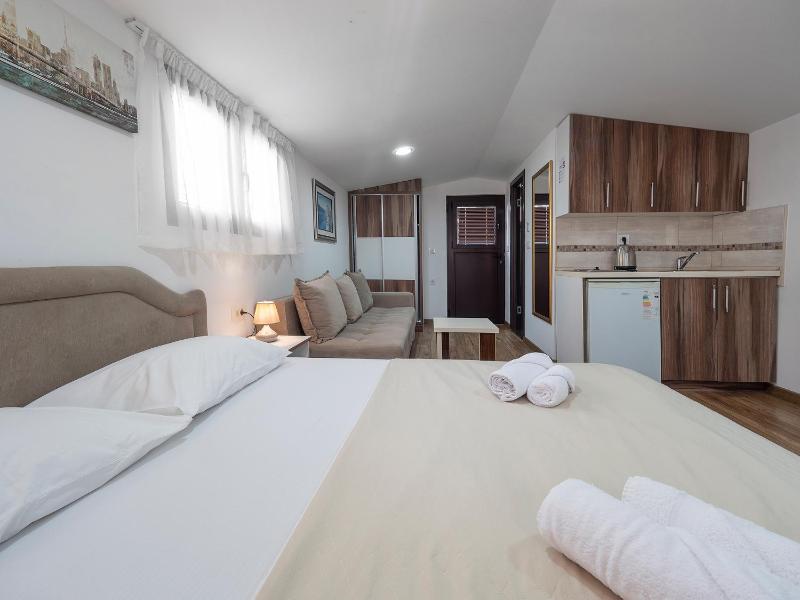 King Studio with Sofa Bed image 1