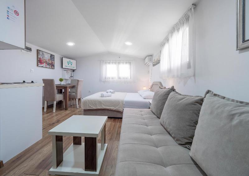 King Studio with Sofa Bed image 4