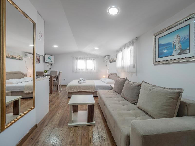 King Studio with Sofa Bed image 3