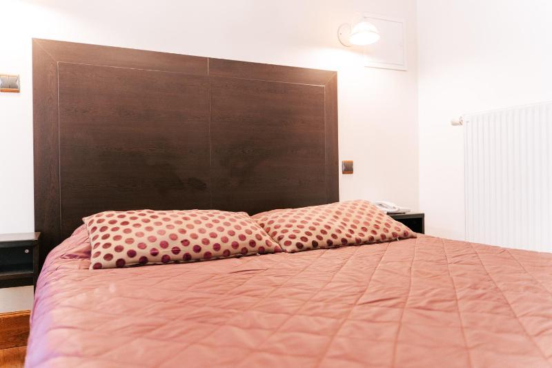 Standard Double Room image 2